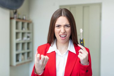 Kızgın, sinirli ve hayal kırıklığına uğramış görünüyor. yeni ev anahtarı kavramı