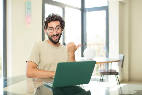 Молодий Дорослий Бородатий Чоловік Ноутбуком Усміхнений Весело Випадково Вказуючи Копіювати — стокове фото