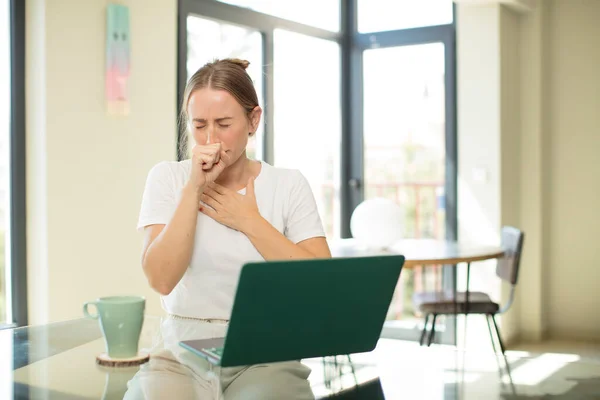 Diz Üstü Bilgisayarı Olan Boğazı Ağrıyan Grip Belirtileri Gösteren Ağzı — Stok fotoğraf