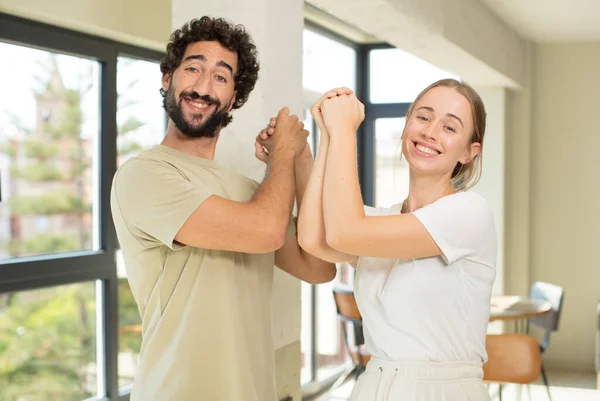 Genç Çiftler Mutlu Şaşırmış Gururlu Hissediyorlar Bağırıyorlar Başarıyı Büyük Bir — Stok fotoğraf