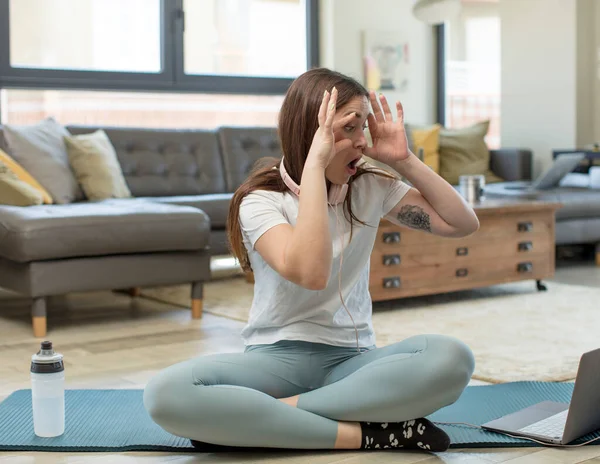 Jeune Femme Adulte Pratiquant Yoga Garder Œil Sur Vous Pas — Photo