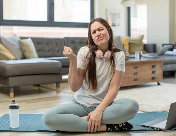 Jeune Femme Adulte Pratiquant Yoga Regardant Confiant Colère Fort Agressif — Photo
