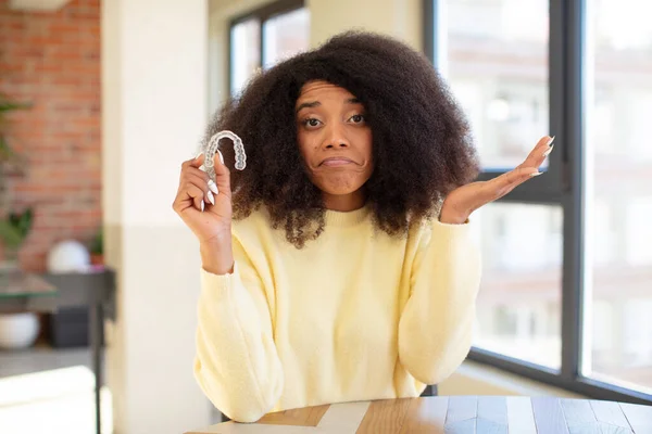 Mujer Negra Bastante Afro Encogiéndose Hombros Sintiéndose Confundida Incierta Concepto —  Fotos de Stock