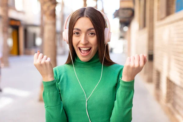 Zich Geschokt Voelen Lachen Succes Vieren Muziek Luisteren Met Hoofdtelefoon — Stockfoto