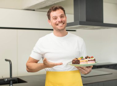 Neşeli bir şekilde gülümsemek, mutlu olmak ve bir konsept göstermek. Ev yapımı kek konsepti