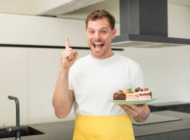 Bir fikri fark ettikten sonra mutlu ve heyecanlı bir dahi gibi hissediyorum. Ev yapımı kek konsepti