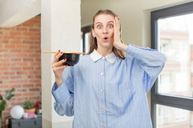 Son derece şaşkın ve şaşırmış hissediyorum. ramen kasesi konsepti