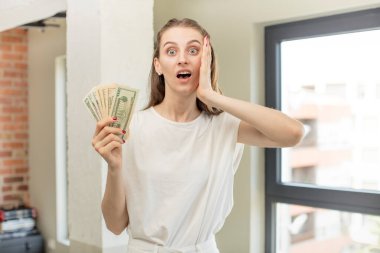 Son derece şaşkın ve şaşırmış hissediyorum. Dolar banknotları konsepti