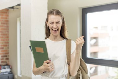 Kızgın, sinirli ve hayal kırıklığına uğramış görünüyor. üniversite öğrencisi