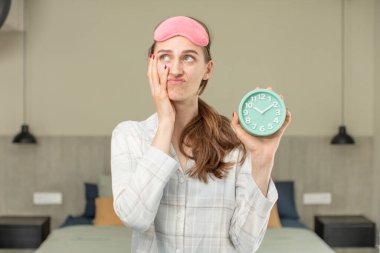 Sıkıldım, hayal kırıklığına uğradım ve yorucu bir günün ardından uykum geldi. Alarm saati kavramı