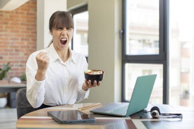 Genç ve güzel bir kadın sinirli, sinirli ve sinirli görünüyor. ramen kasesi konsepti