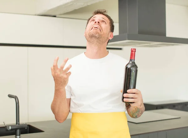 Gritando Com Mãos Garrafa Vinho Conceito — Fotografia de Stock