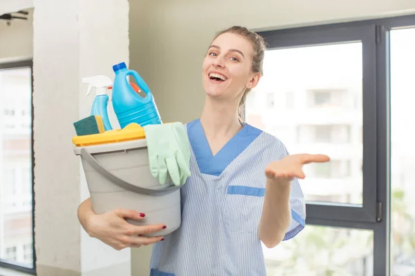 Vrolijk Glimlachen Een Concept Aanbieden Tonen Het Begrip Huishoudster — Stockfoto