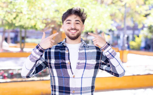 Junger Gutaussehender Mann Lächelt Selbstbewusst Und Zeigt Auf Sein Eigenes — Stockfoto