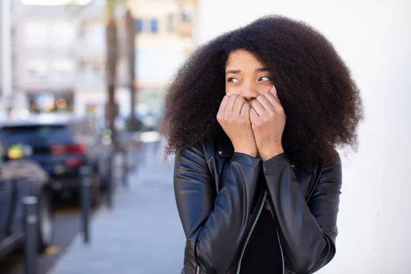 Mujer Bonita Afroamericana Mirando Preocupada Ansiosa Estresada Asustada Mordiendo Las —  Fotos de Stock