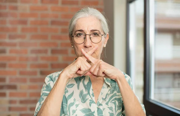 Senior Vacker Kvinna Ser Allvarlig Och Missnöjd Med Båda Fingrarna — Stockfoto