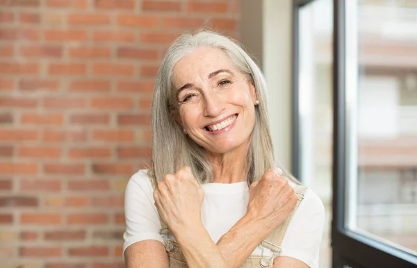 Senior Mooie Vrouw Glimlachen Vrolijk Vieren Met Vuisten Gebald Armen — Stockfoto