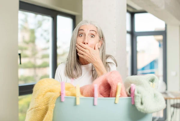 Temmelig Senior Kvinde Der Dækker Munden Med Hånd Chokeret Eller - Stock-foto