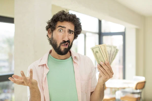 Hombre Barbudo Loco Encogiéndose Hombros Sintiéndose Confundido Incierto Concepto Billetes — Foto de Stock