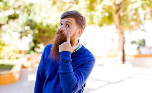 Red Hair Bearded Man Keeping Eye You Trusting Watching Staying — Stock Photo, Image