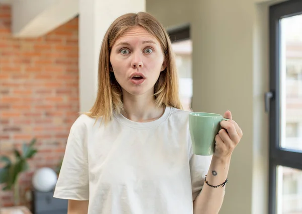 Mladá Hezká Žena Cítí Ohromně Šokovaná Překvapená Koncept Šálku Kávy — Stock fotografie