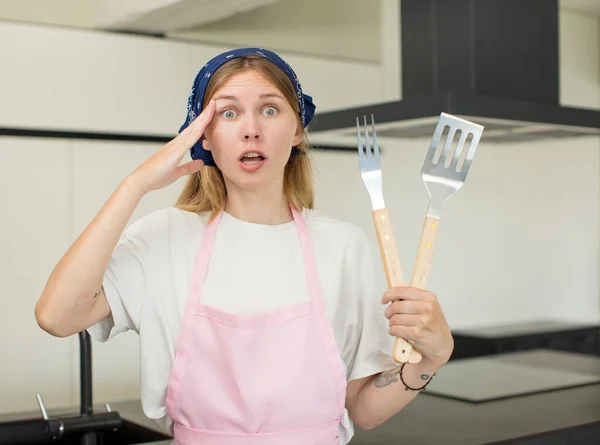 Young Pretty Woman Looking Happy Astonished Surprised Home Chef Concept — Stock Photo, Image