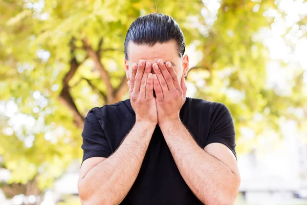 Mladý Cool Muž Cítí Smutný Frustrovaný Nervózní Deprimovaný Zakrývá Tvář — Stock fotografie