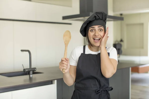 Junge Frau Glücklich Und Erstaunt Über Etwas Unglaubliches Koch Konzept — Stockfoto