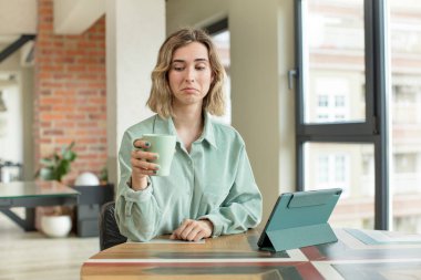 Güzel bir kadın gülümsüyor ve mutlu ve kendinden emin bir ifadeyle bakıyor. dokunmatik ekran konsepti
