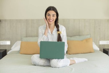 Oldukça genç bir model inanılmaz bir şey karşısında kendini mutlu ve şaşkın hissediyor. dinlenme ve gecelik konsepti