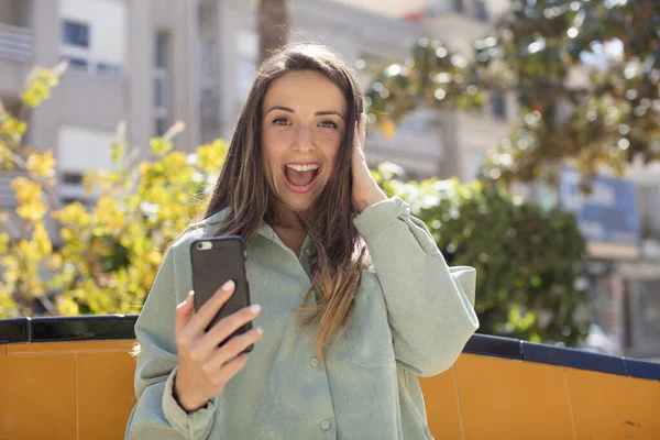 Mujer Bonita Sintiéndose Feliz Asombrada Por Algo Increíble Concepto Smartphone —  Fotos de Stock