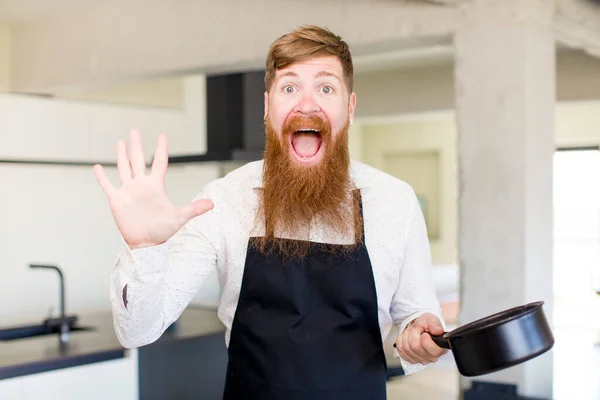 Rudy Włosów Człowiek Czuje Się Szczęśliwy Zdumiony Czymś Niewiarygodnym Kuchni — Zdjęcie stockowe
