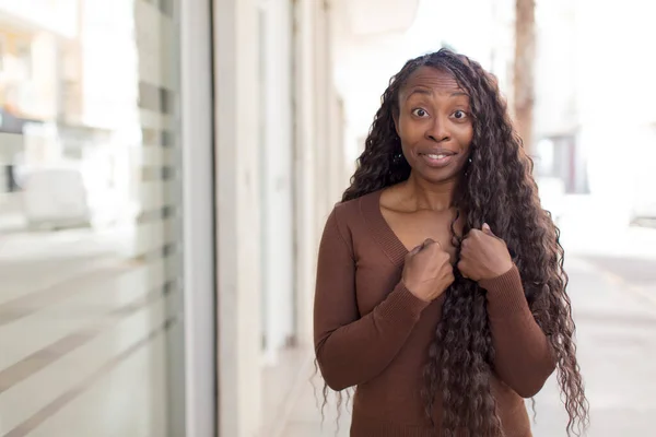 Afro Bonita Mujer Negra Sintiéndose Feliz Sorprendida Orgullosa Apuntando Misma —  Fotos de Stock
