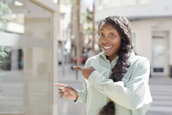 Afro Güzel Siyahi Kadın Neşeyle Gülümsüyor Yan Taraftaki Fotokopi Alanına — Stok fotoğraf