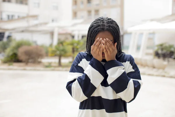 Afro Bonita Mujer Negra Sintiéndose Triste Frustrada Nerviosa Deprimida Cubriendo —  Fotos de Stock