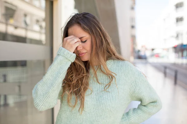 Mujer Bastante Hispana Sintiéndose Estresada Infeliz Frustrada Tocando Frente Sufriendo —  Fotos de Stock
