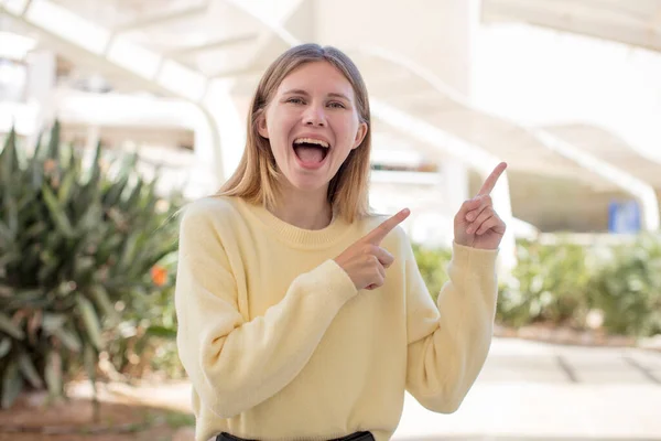 Mooie Jonge Vrouw Zich Vrolijk Verrast Glimlachend Met Een Geschokte — Stockfoto