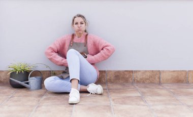 Aptal, çılgın, şaşırmış bir ifadeyle, yanakları şişmiş, doldurulmuş, şişman ve yemekle dolu. gardering konsepti