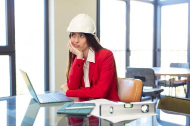 Sıkıldım, hayal kırıklığına uğradım ve yorucu bir günün ardından uykum geldi. mimar konsepti