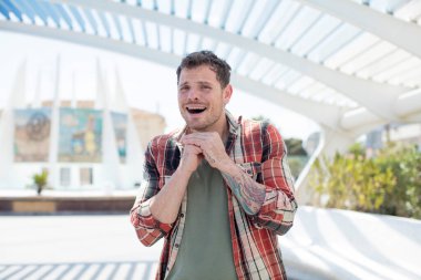 Yakışıklı adam endişeli, stresli, endişeli ve korkmuş, panikleyen ve dişlerini sıkan