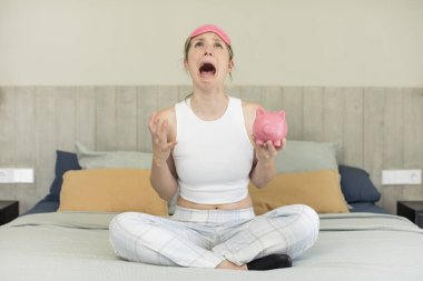 Elleri havada çığlık atıyorlardı. Domuz kumbarası konsepti