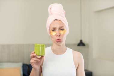 Üzgün ve mızmız hissediyorum. Mutsuz bir bakışla ve ağlamayla. güzellik tedavi kavramı