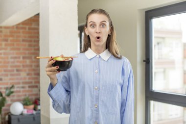 Son derece şaşkın ve şaşırmış hissediyorum. ramen kasesi konsepti