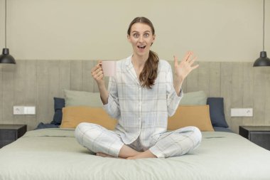 İnanılmaz bir şey karşısında mutlu ve şaşkın hissediyorum. yatak zamanı konsepti