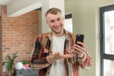 Neşeli bir şekilde gülümsemek, mutlu olmak ve bir konsept göstermek. akıllı telefon kavramı