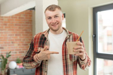 Neşeli bir şekilde gülümsemek, mutlu olmak ve bir konsept göstermek. ramen kasesi konsepti