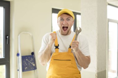 Kızgın, sinirli ve hayal kırıklığına uğramış görünüyor. Becerikli adam kavramı