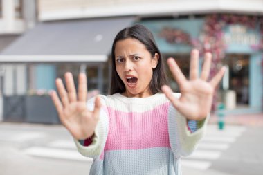 Güzel İspanyol bir kadın sersemlemiş ve korkmuş hissediyor. Korkutucu bir şeyden korkuyor. Elleri açık ve uzak dur diyor.