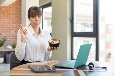 Genç ve güzel bir kadın şans diliyor. ramen kasesi konsepti