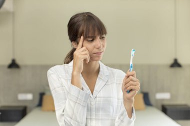 Genç, güzel bir kadın şaşırmış görünüyor, yeni bir düşünce, fikir ya da konsept fark ediyor. gargara konsepti